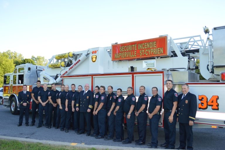 Les pompiers de Napierville/SaintCyprien dévoilent leur nouveau camion échelle Coup d’œil