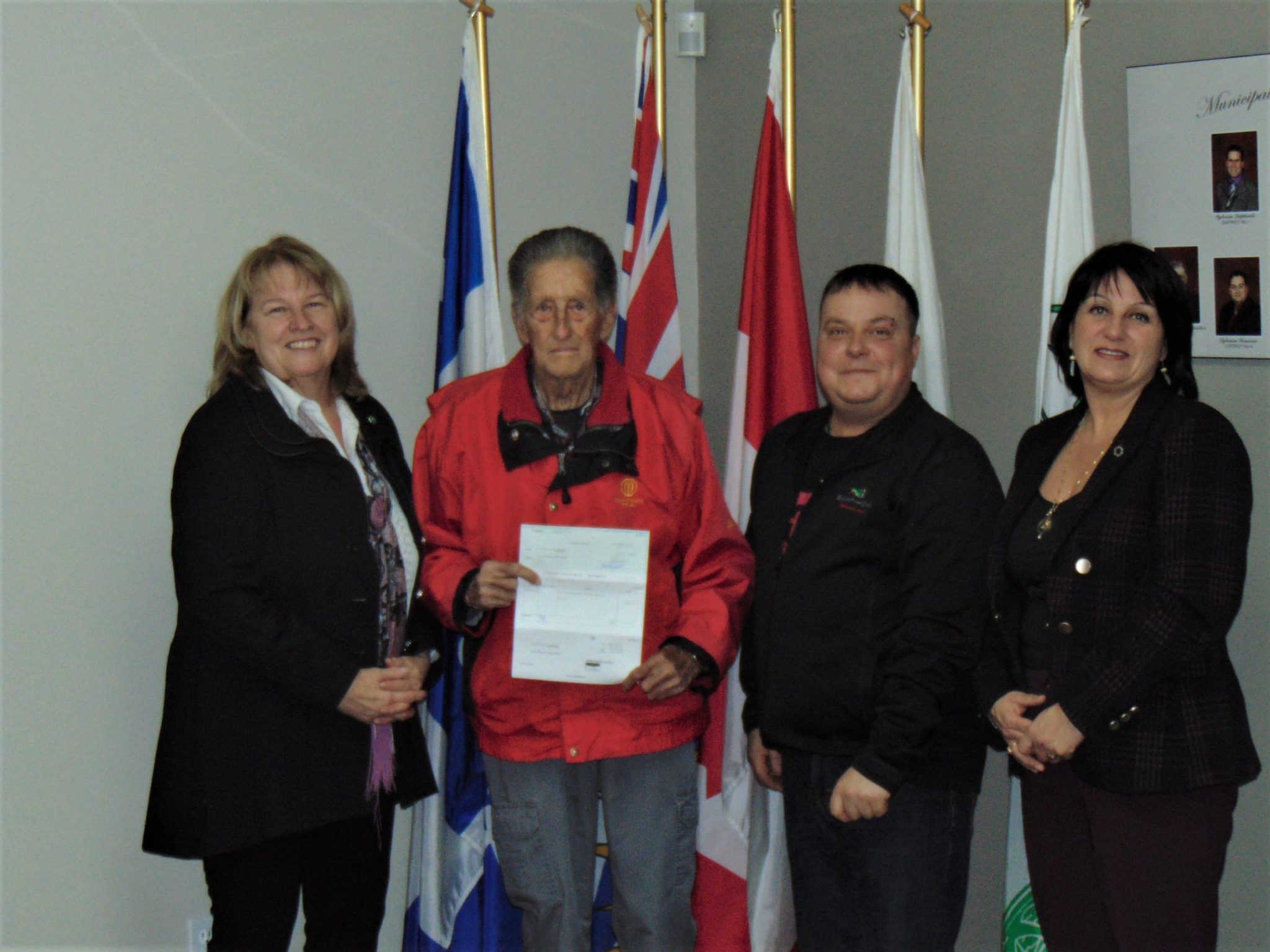 Lauréat de la Bourse Maurice Monière 2022 Donat Marchand remet 1000 au Club Optimiste de