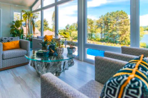 Solarium de Sunspace Sunrooms. La clientèle est accueillie par Moreau PRS dans ses locaux situés à Québec.