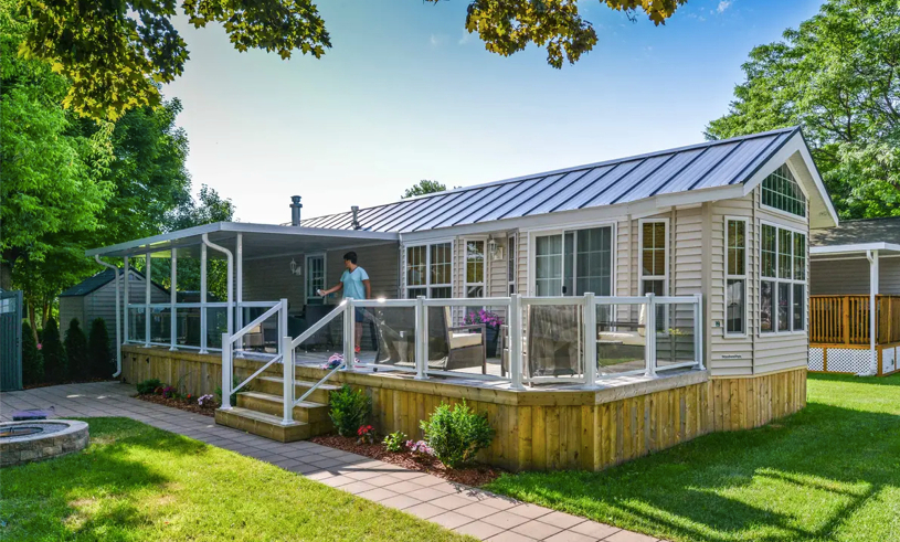 Rampe à piquets en aluminium avec verre de Sunspace Sunrooms. Moreau PRS, fier détaillant, accueille ses clients dans sa succursale à Québec.