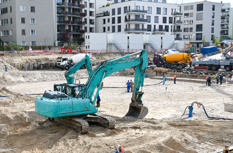 Entrepreneur en excavation sur terrain
